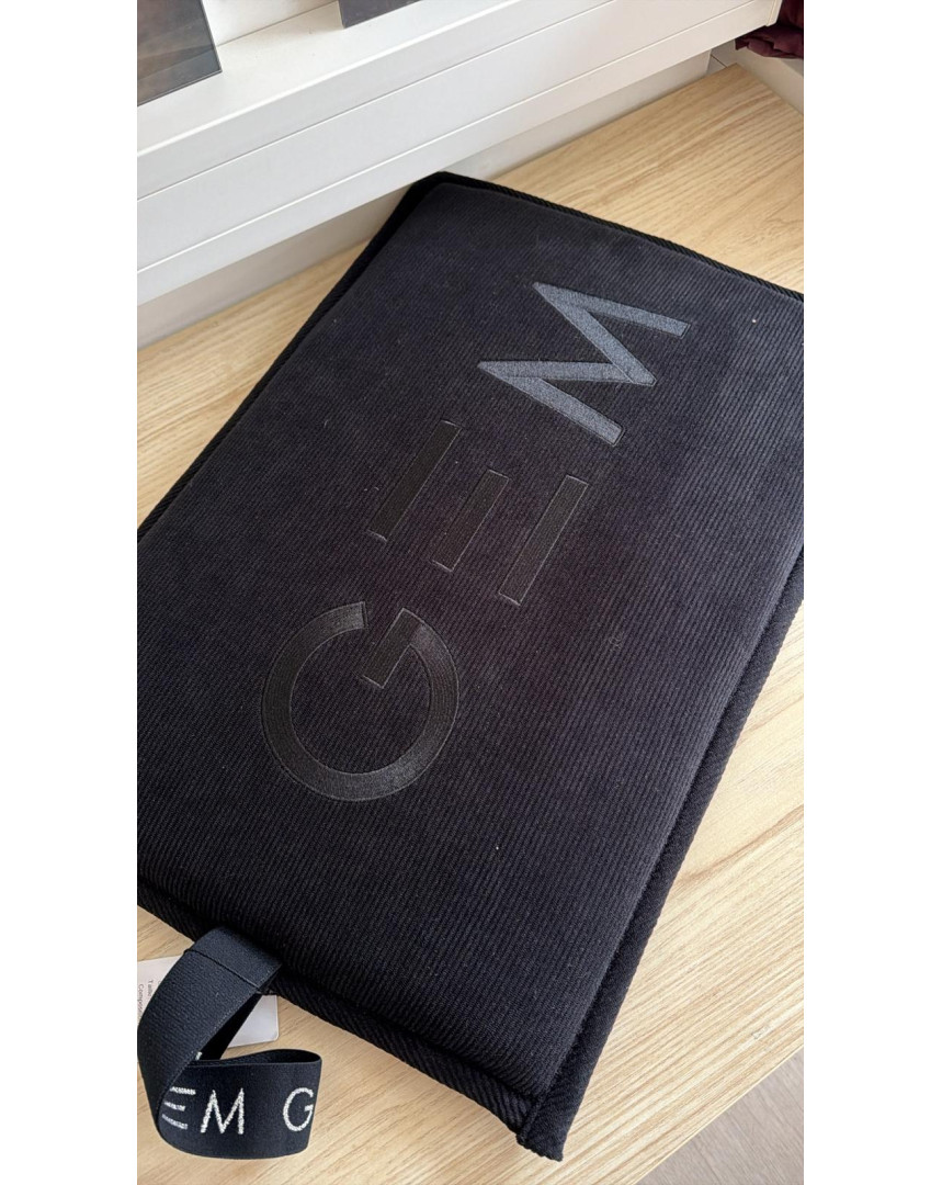 Petit tapis chien noir